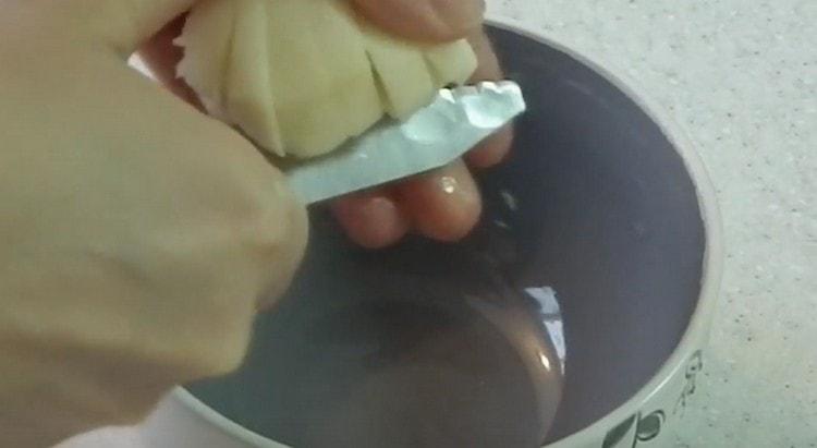 Peel and cut the potatoes in pieces.