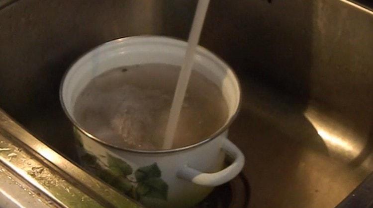 We drain the first broth, the pan and my meat.