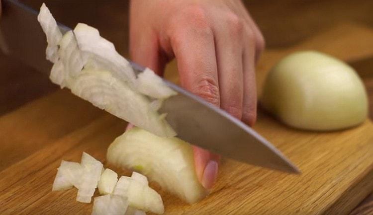 Finely chop the onion.