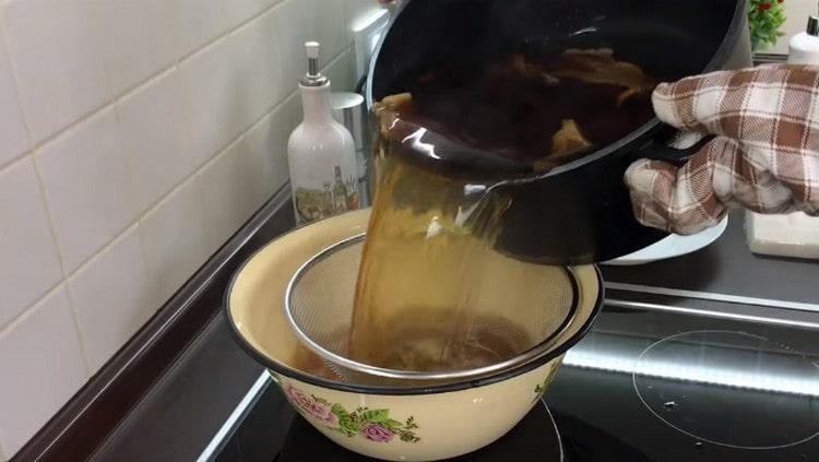 Filter the mushroom broth through a sieve.