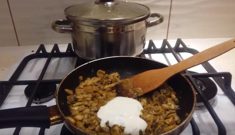 Add sour cream to the roasting.