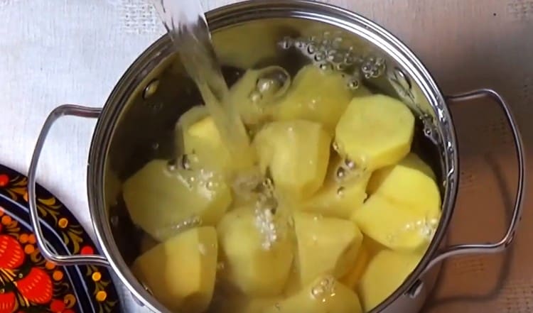 Pour potatoes with water and cook until tender.
