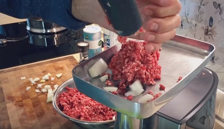 The minced meat, along with the onion, is again passed through a meat grinder.