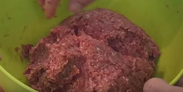 For at least 15 minutes, place the prepared minced meat in the refrigerator.