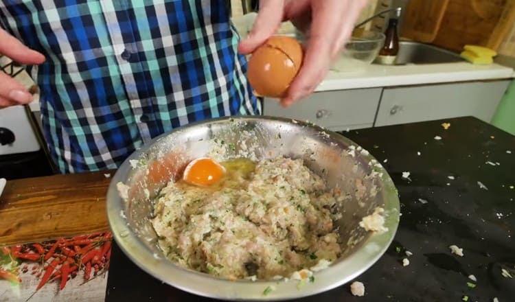 Knock the egg in a bowl with minced meat, mix.