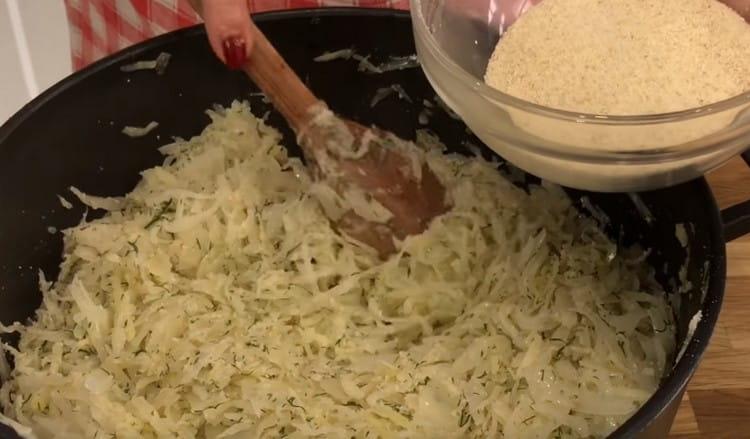 Add semolina to the minced meat.