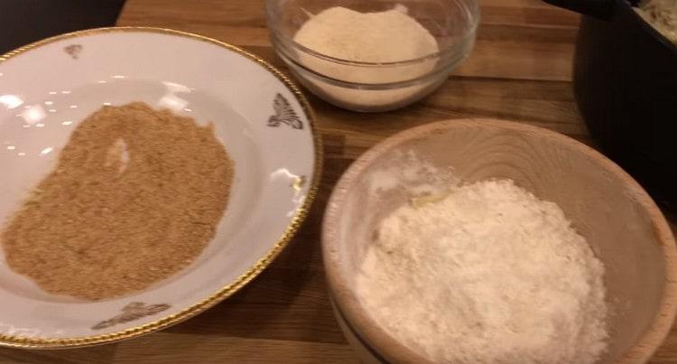 Such cutlets can be fried by rolling them in breadcrumbs, flour or semolina.