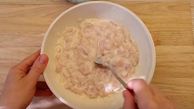 Stir the minced meat and let it brew.