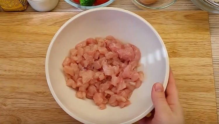 Spread the chopped chicken in a deep bowl.