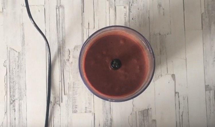 We interrupt the liver with a blender until smooth.