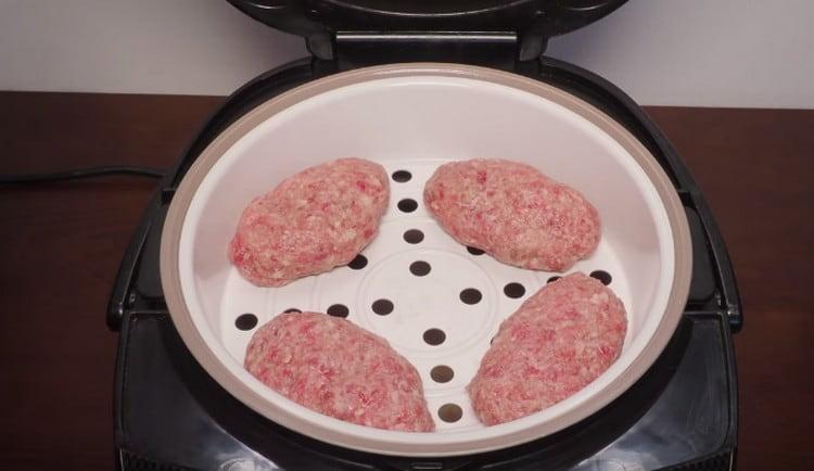 We set the basket with cutlets in the slow cooker and turn on the device.