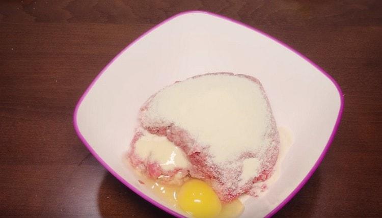 Add the semolina, salt, pepper, egg and water to the minced meat.