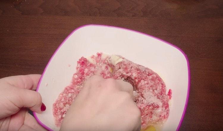 Stir the minced meat thoroughly.