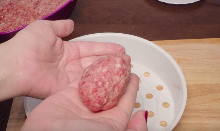 We form oblong cutlets.