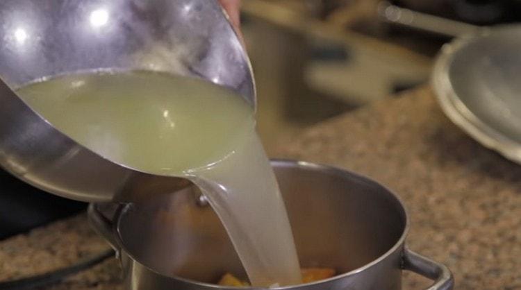 Pour the stewed vegetables in the pan with the broth.