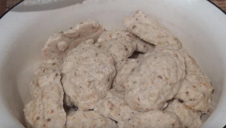 such steamed chicken cutlets can be cooked not only in a slow cooker, but also in a double boiler or on a stove.