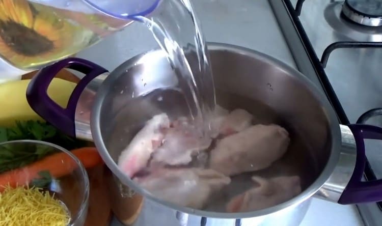 We put the wings in a pan, fill with water and send to cook.