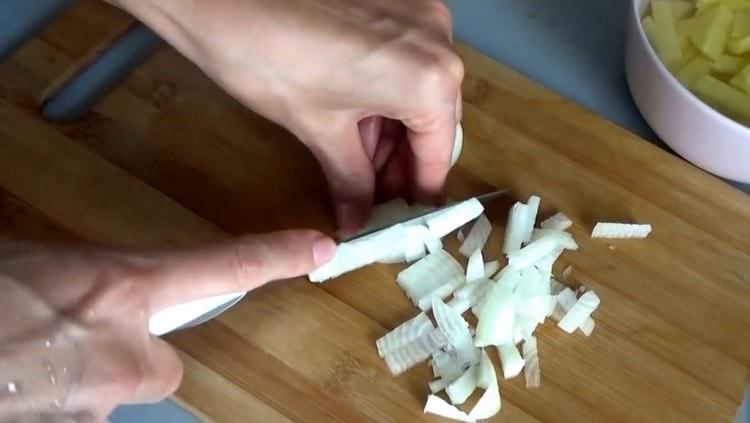 Finely chop the onion.