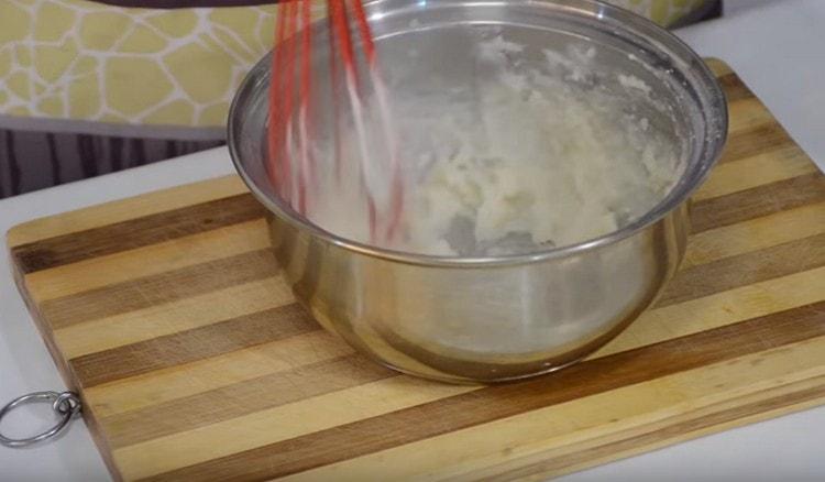 Stirring the mass with a whisk, we achieve a homogeneous consistency of the test.