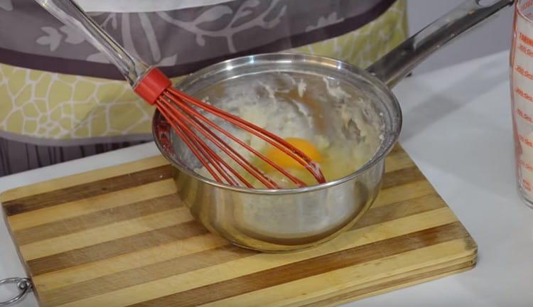 Enter the egg into the dough.