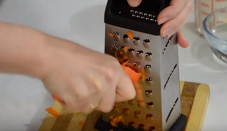 On a coarse grater we rub carrots, as well as cheese.