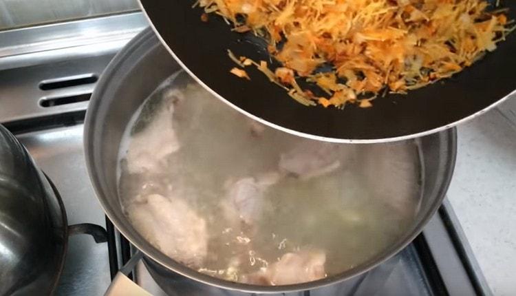 We transfer the noodles to the broth.