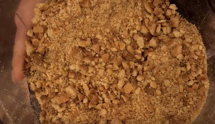 Grind the cuttings into crumbs, which we will use to decorate the cake.