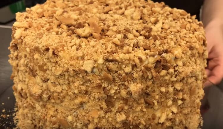 Sprinkle the finished cake with crumbs.