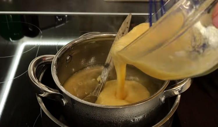 We introduce the egg mass into the honey, which is prepared in a water bath.