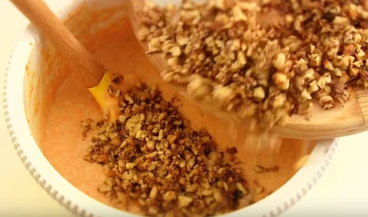 We take out the nuts from the refrigerator, grind with a knife and add to the dough.