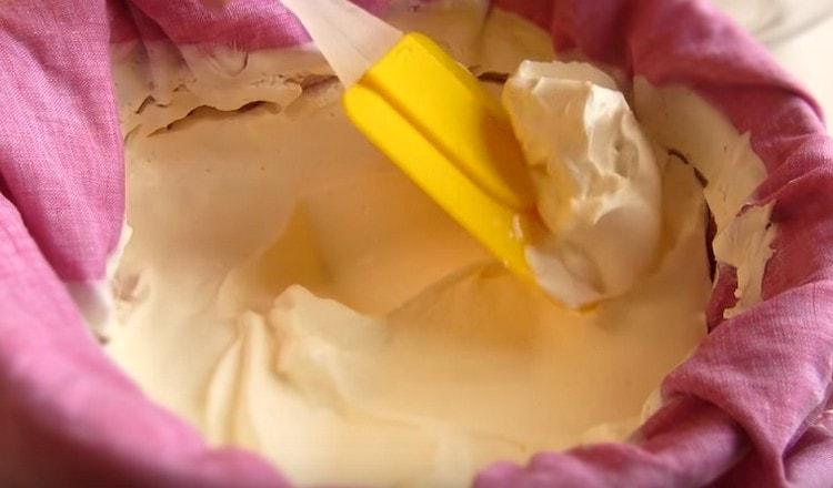 After standing overnight in the refrigerator, a mixture of sour cream and kefir will turn into a real cream cheese.