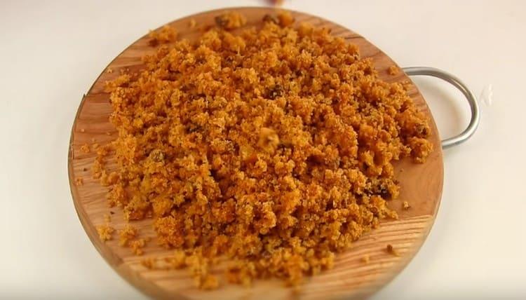 With the cakes, cut the tops and knead them into crumbs.