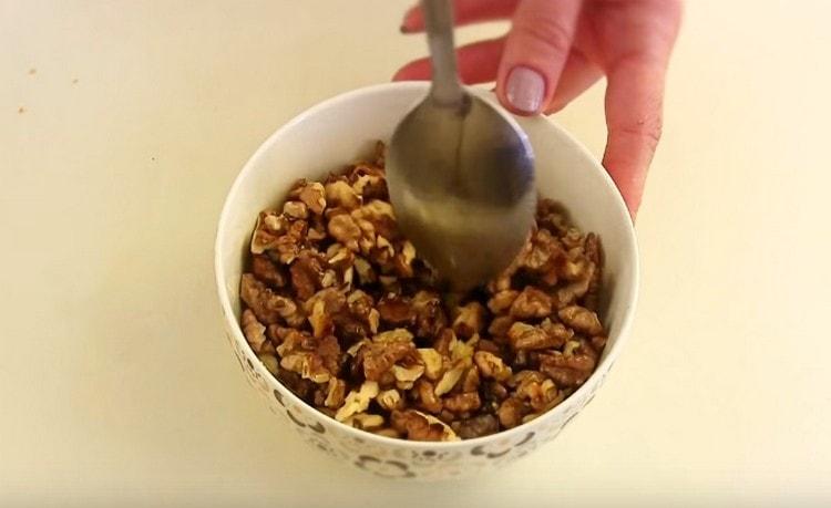 Mix nuts and butter with a spoon and send to the freezer.