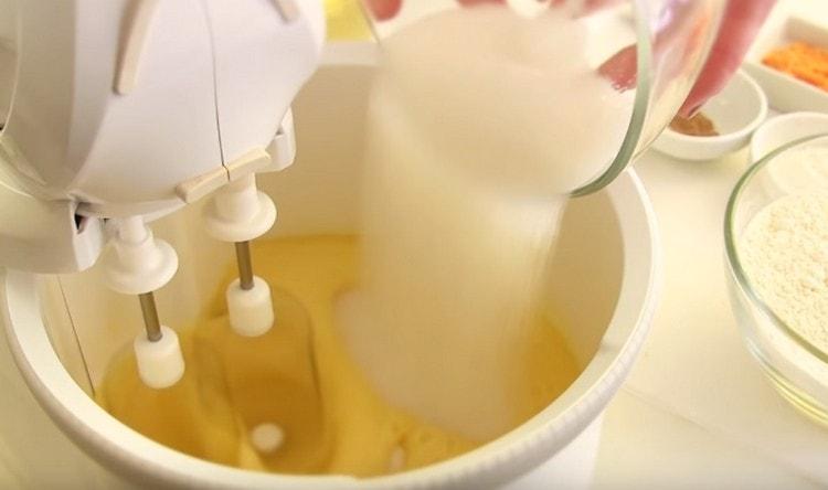 Beat the eggs with a mixer, adding sugar to them.