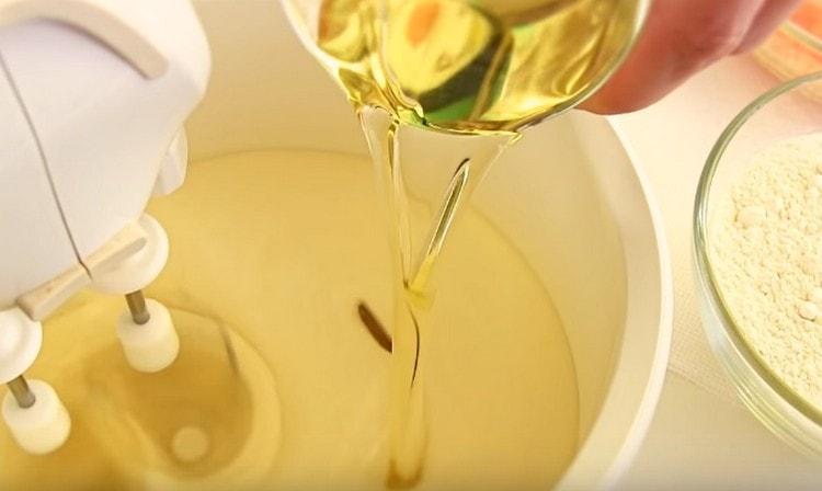 We introduce vegetable oil into the egg mass.