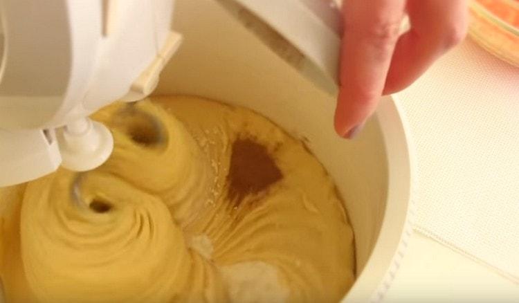 Add flour, baking powder and cinnamon to the workpiece.