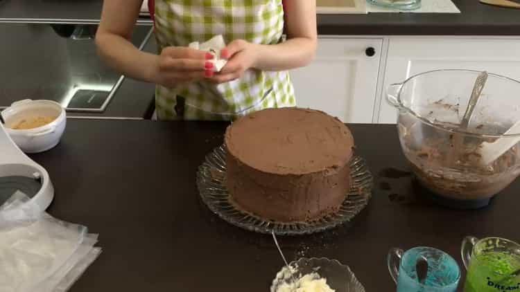 To make Kiev cake at home: coat the cakes with chocolate cream