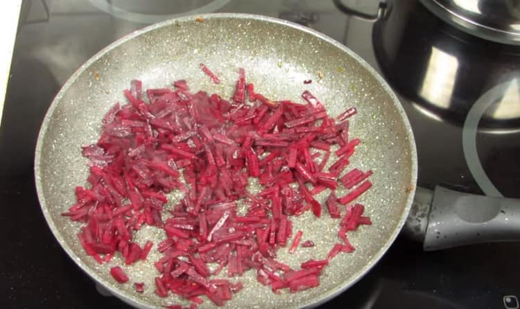 Separately, fry the beets in a pan.
