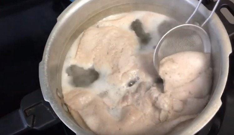 After boiling, be sure to remove the foam from the broth.