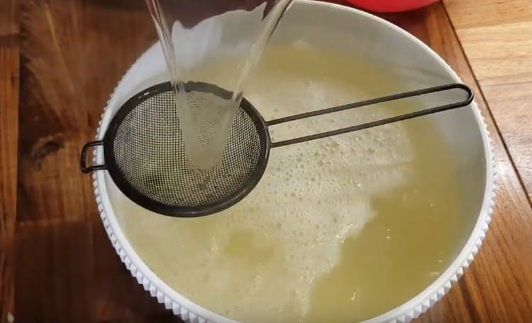 Filter the broth through a sieve.