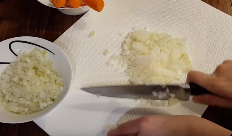 Finely chop the onion.
