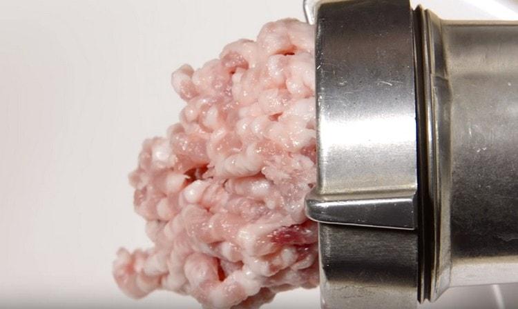 We cut the meat into pieces and pass through a meat grinder.