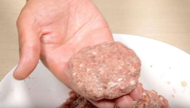We form cutlets.