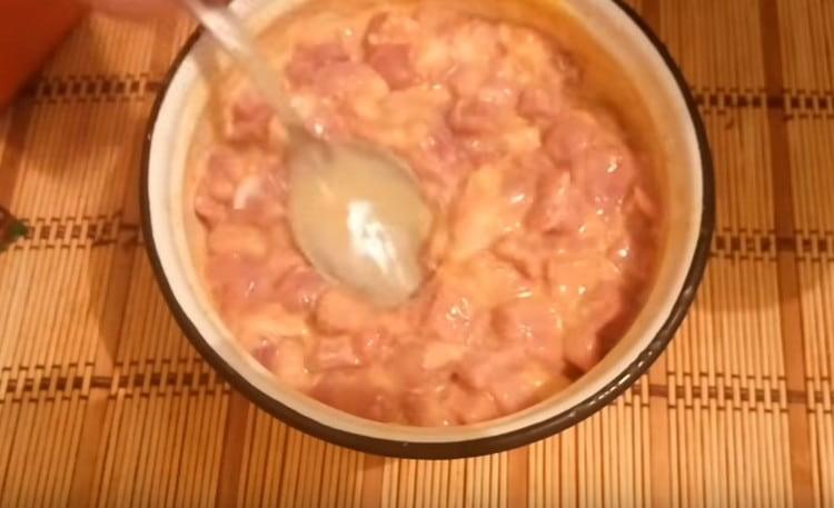 Add mayonnaise and mix the minced meat, send it to the refrigerator.