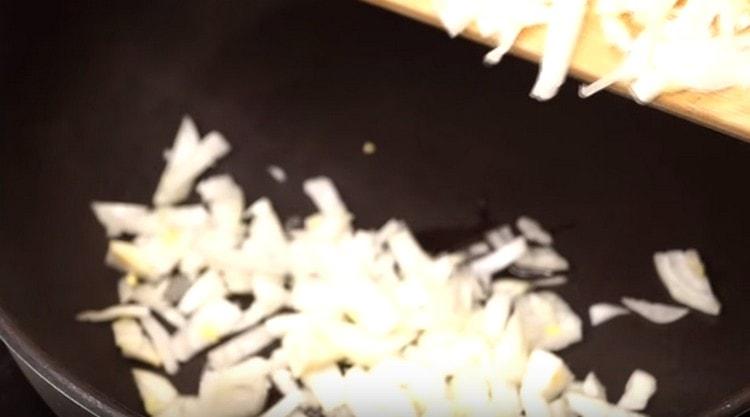 Fry the onions in a pan with vegetable oil.