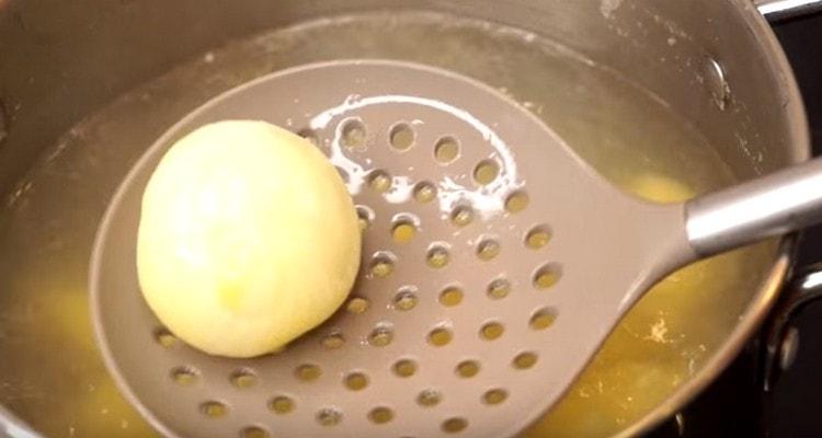 We also remove potatoes and onions from the pan.