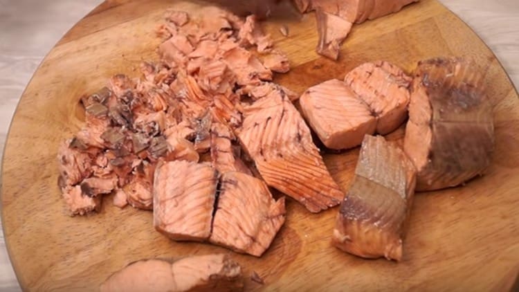 Separate the fish from the seeds, cut into pieces.