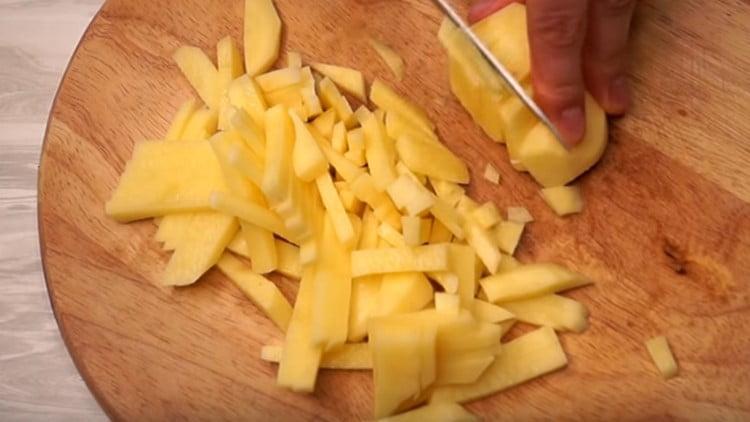 Cut the potatoes into thin strips.