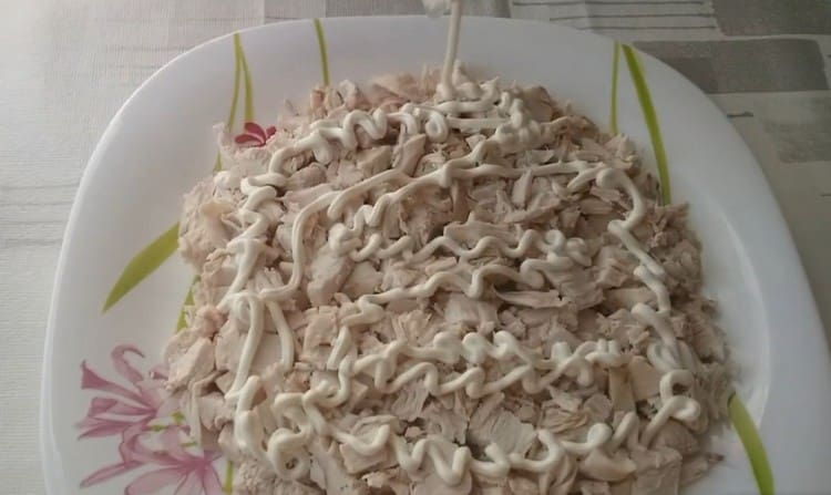 We make a mayonnaise net on this layer of salad.