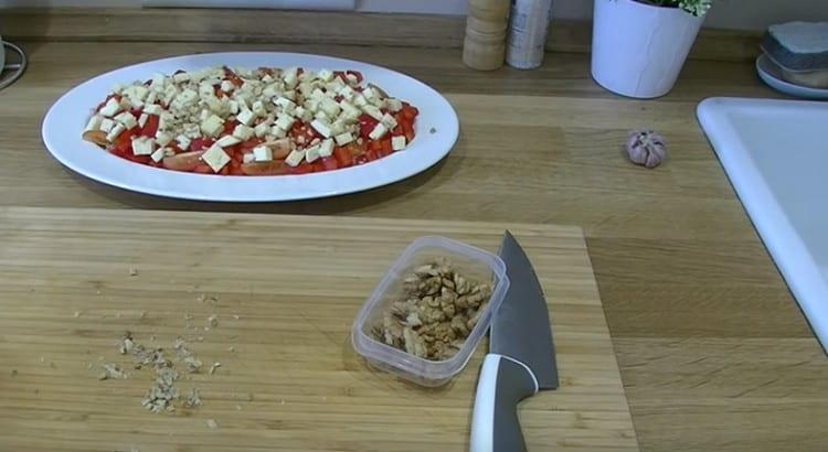 Sprinkle a layer of cheese with nuts.